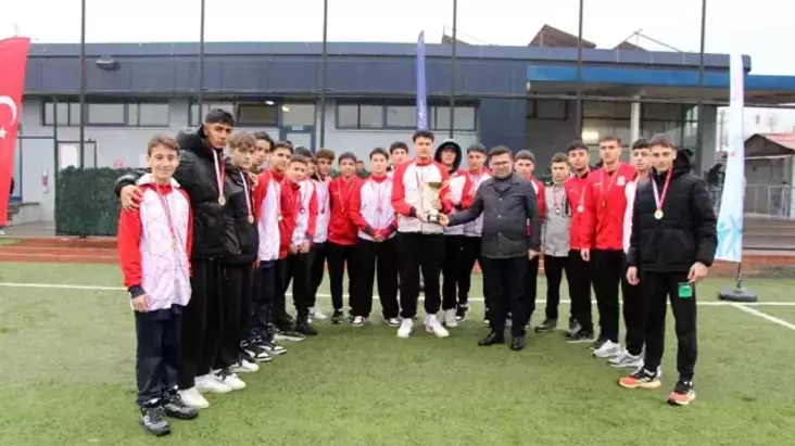 Düzce’de Okul Sporları Futbol Müsabakalarında Şampiyon Düzce Spor Lisesi